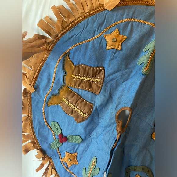 Western Cowboy Christmas Tree Skirt 36” Boots Cactus Holly Hat Star Fringe 🎄 - Picture 3 of 6